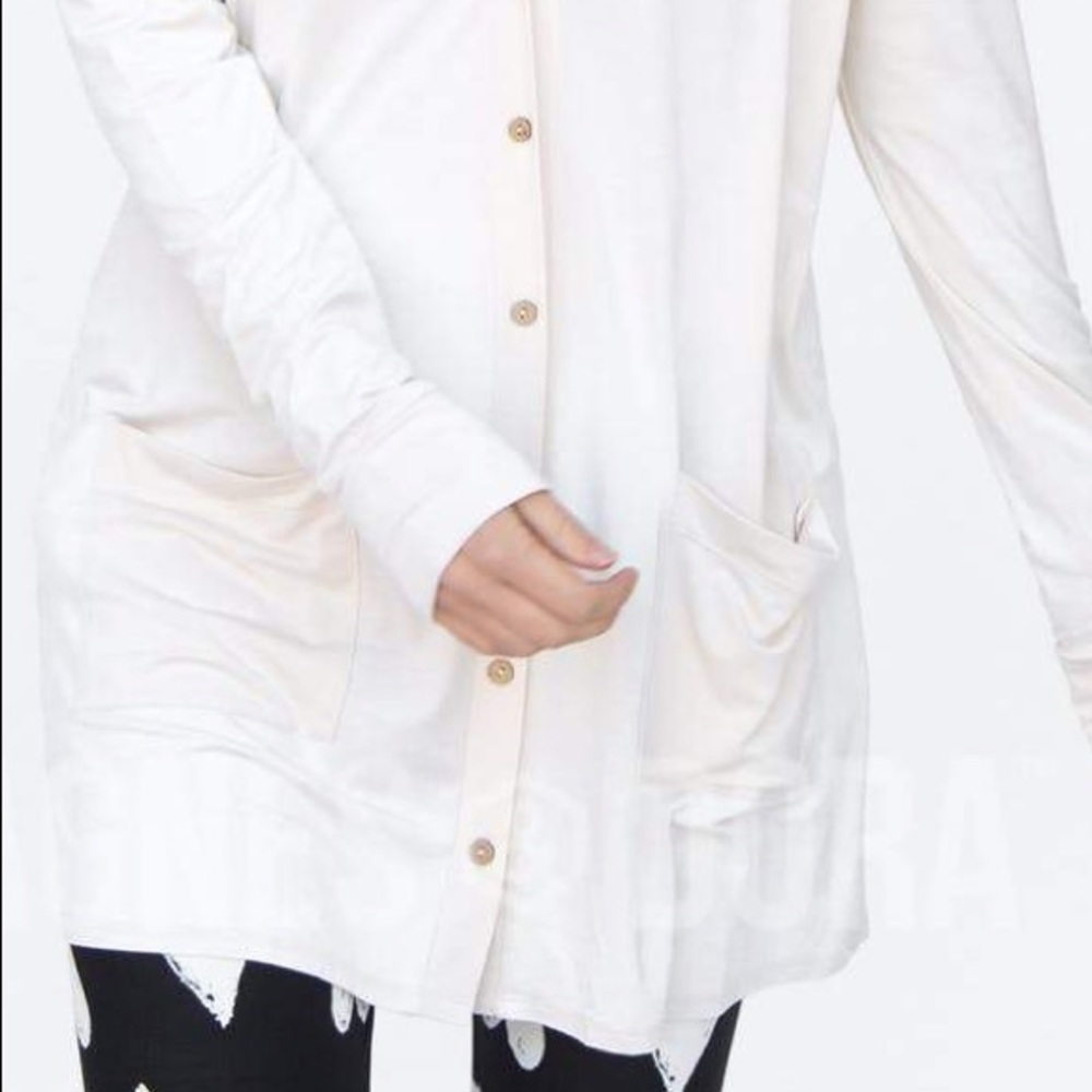 Agnes & Dora Favorite Button Cardi Cream Lightweight Soft Pockets New With Tags - Picture 2 of 4